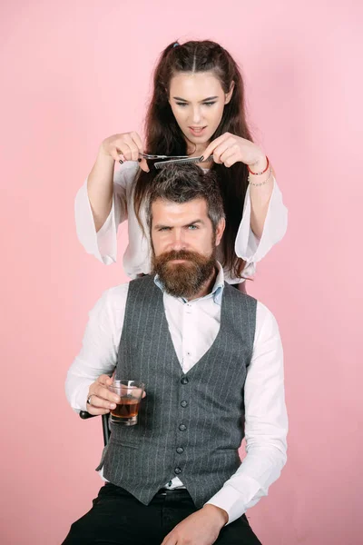 Mulher com navalha, pentear o cabelo cortado do homem . — Fotografia de Stock