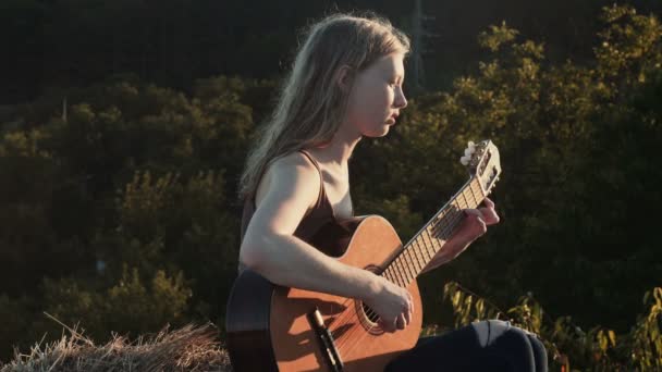 Ragazza Che Suona Chitarra Frammento Donna Che Suona Chitarra Tramonto — Video Stock