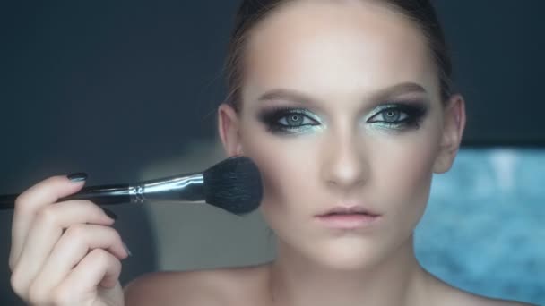 化妆师对一个有魅力的年轻女子施妆 为年轻女孩化妆 美容院的年轻女孩 — 图库视频影像