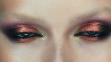 Makyaj sanatçısı için çekici bir genç kadın makyaj uygulamak. Makyaj genç kız için. Genç kız Güzellik Salonu.