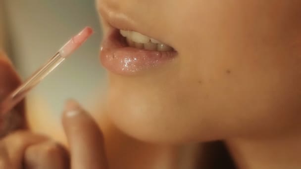 Truccatore Applicare Trucco Una Giovane Donna Attraente Trucco Ragazzina Giovane — Video Stock