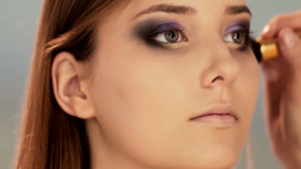 Truccatore Applicare Trucco Una Giovane Donna Attraente Trucco Ragazzina Giovane — Video Stock