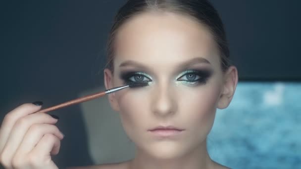 Wizażystka Dotyczą Atrakcyjna Młoda Kobieta Makijaż Makijaż Dla Młodej Dziewczyny — Wideo stockowe