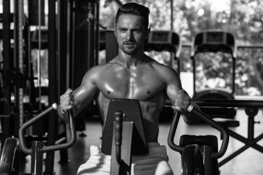 kaslı adam spor salonunda eğitim