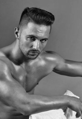 Yakışıklı adam veya kas maço