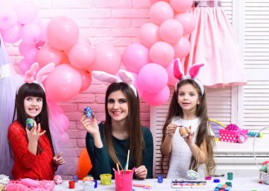 Anne ve kızı el yapımı yumurta boya.