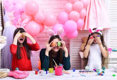 Paskalya, anne ve çocuk pembe tavşan kulakları içinde.