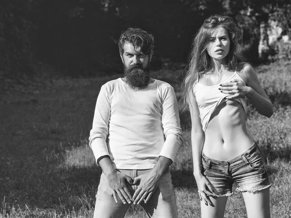 Yeşil çimenlerin üzerinde seksi genç Çift