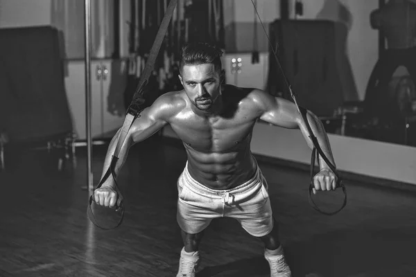 体操训练中的肌肉男子 — 图库照片