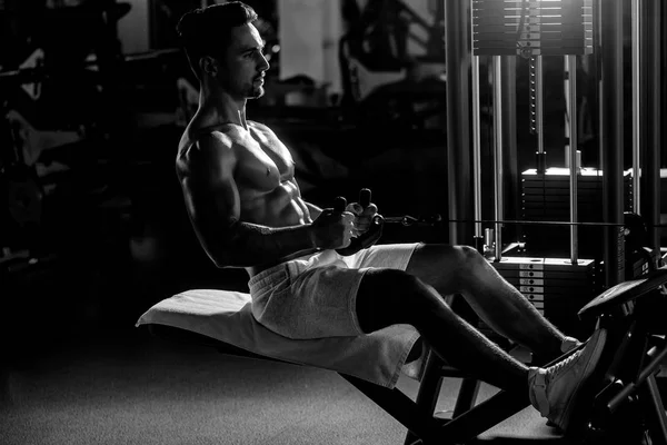 Musculoso hombre entrenamiento en gimnasio —  Fotos de Stock