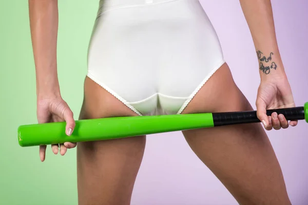 야구 방망이, 비키니에 있는 여자의 엉덩이 — 스톡 사진