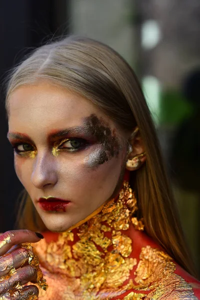 Mujer con el pelo rubio, lámina de oro en la piel, cosméticos — Foto de Stock