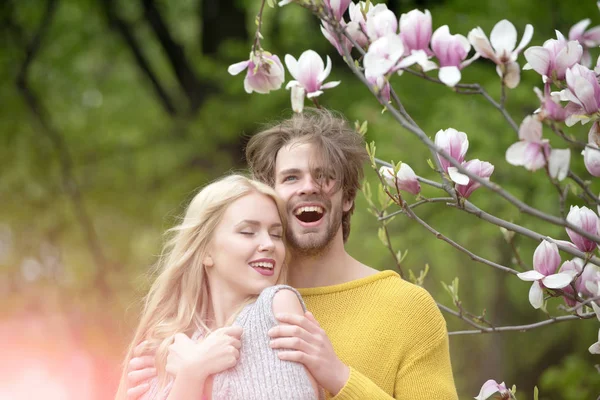 Fille et mec, couple amoureux au printemps magnolia fleurs — Photo