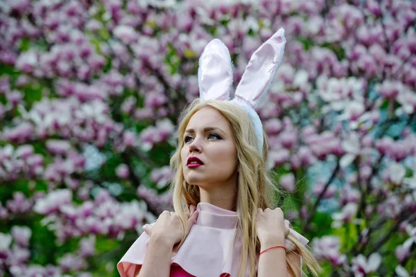 Meisje of mooie vrouw op bloeiende bomen — Stockfoto