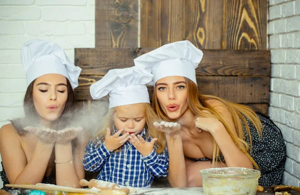 Mulheres e crianças soprando farinha — Fotografia de Stock