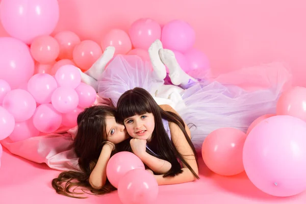 Chicas sonríen en el estudio con muchos globos — Foto de Stock