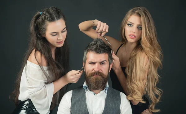Hombre barbudo, mujeres sexy con el pelo largo . —  Fotos de Stock