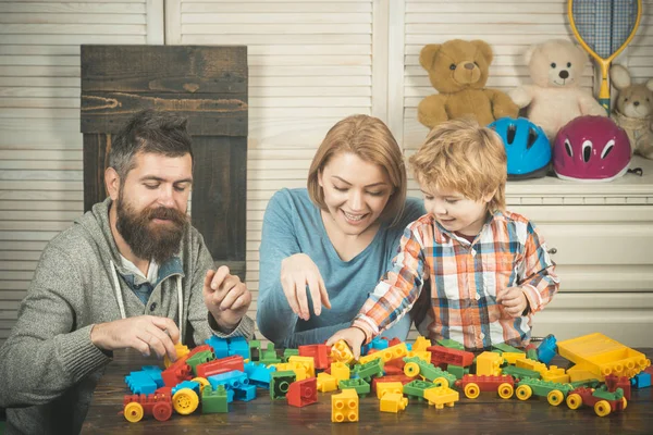 Koncepcja gry rodzinne. Rodzice z uśmiechniętych twarzy i dziecko — Zdjęcie stockowe