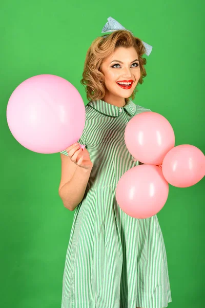 Pin up mulher com balões, aniversário . — Fotografia de Stock