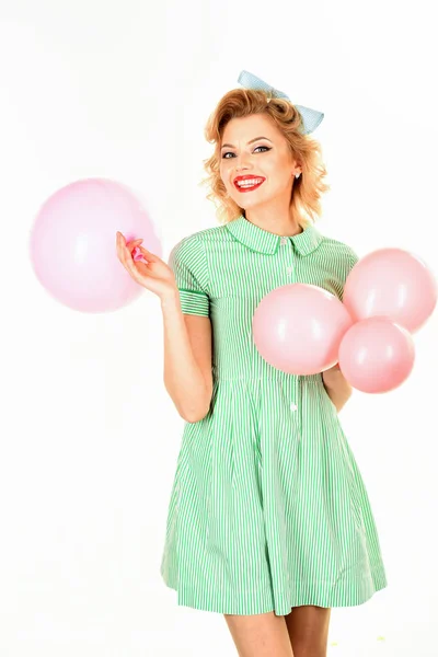 Pinup chica en vestido posa con globo — Foto de Stock