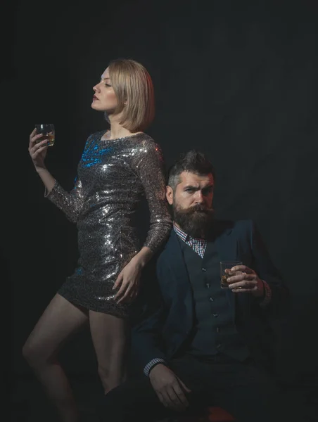 Man en vrouw in mooie kleren drinken wiskey — Stockfoto