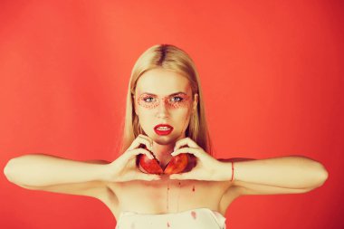 yaratıcı moda makyaj tutun pomegr güzel sarışın kadınla