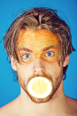 Limonlu şaşırmış adam