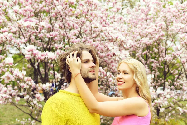 Jardín con flor de magnolia en primavera, verano, hombre y mujer — Foto de Stock