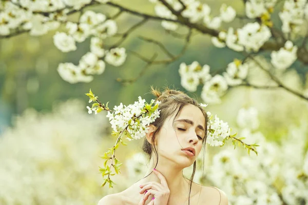 Roztomilá dívka se zavřenýma očima a bílé květy do vlasů — Stock fotografie