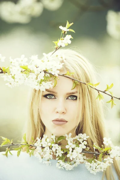 Mujer en primavera o verano jardín naturaleza, moda y juventud — Foto de Stock