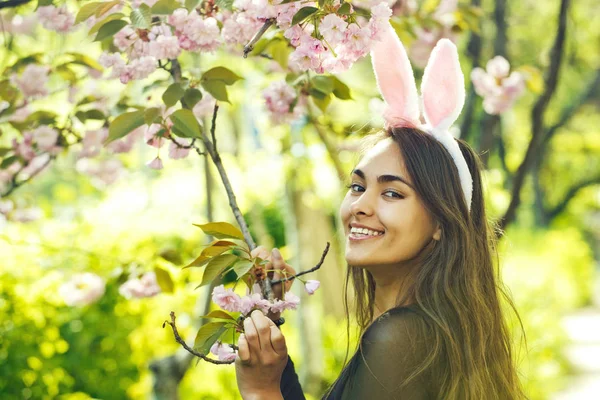 Pasen gelukkige vrouw die lacht op boom met bloeiende sakura bloem — Stockfoto