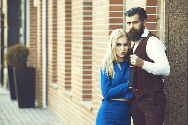 Mulher e homem abraçando com garrafa de vinho — Fotografia de Stock