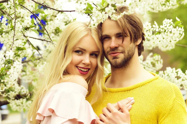 Glückliches verliebtes Paar im Frühling Kirschblüten — Stockfoto