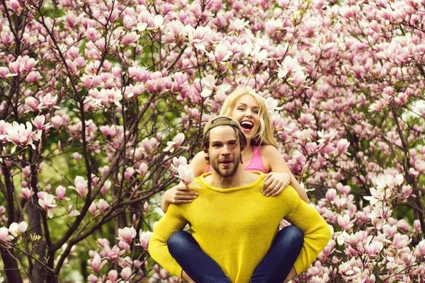 Romantický pár v lásce v jarní zahradě kvetoucí magnólie — Stock fotografie