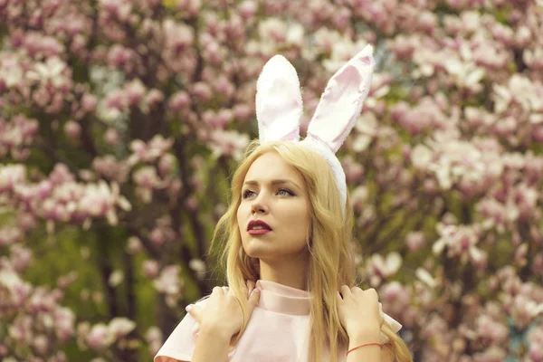 Vrouw met bunny oren op blonde, lange haren — Stockfoto