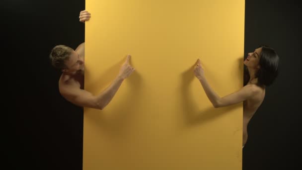 墙在情侣之间 打破两个人之间的隔阂 一对夫妇显示不同的迹象 夫妇分开由黄色墙壁 — 图库视频影像