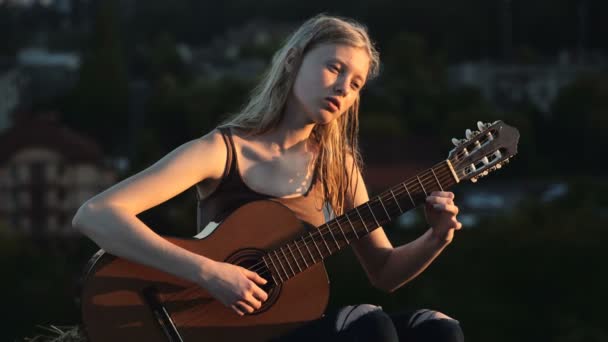 Muziek Begrippen Kaukasische Meisjes Gitaarspelen Kaukasische Vrouwen Ontspannen Met Muziek — Stockvideo