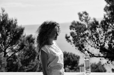 su şişesi ile güzel kadın