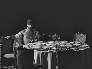 Yakışıklı adam içki şarap