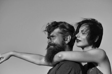 Güzel kız yakışıklı adamı kucaklıyor.