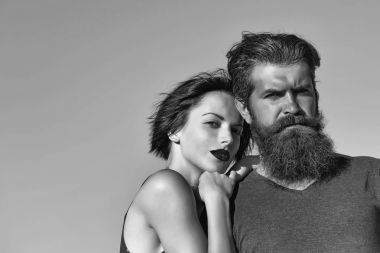 Mavi gökyüzünde genç bir çift