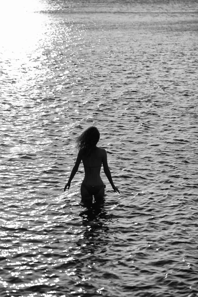 Woman silhouette in sunset beach — Stock Photo, Image