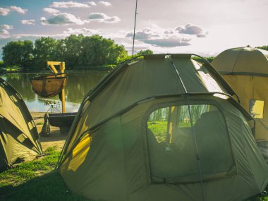 Çadır kampı nehir ya da göl plajda, yaz tatili
