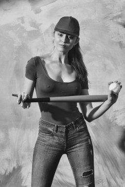 Yeşil sopa ve top ile kırmızı şapkalı güzel kız