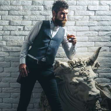 Adam eleştirmen tarihsel heykel, miras, özelliği.