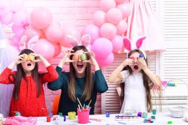 Bir anne ve kızları boyama yumurtalar.