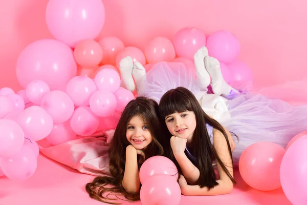 Portrait of cute girls with pink balloons — Stock Photo, Image
