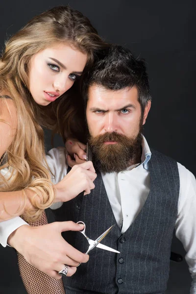 Бородатый мужчина и сексуальная женщина с длинными вьющимися волосами . — стоковое фото