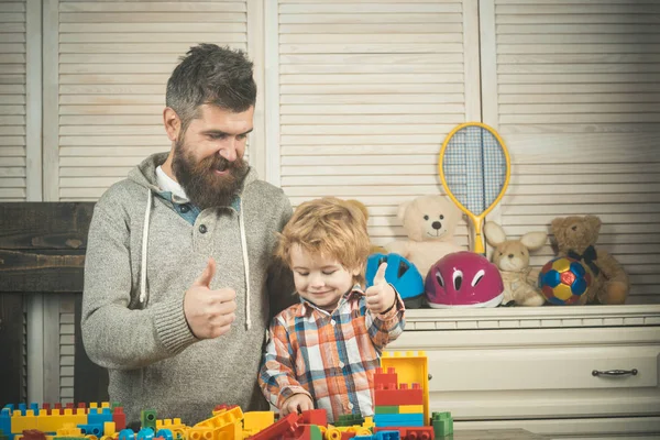 Papá y el niño con la cara sonriente muestran los pulgares hacia arriba gesto . —  Fotos de Stock