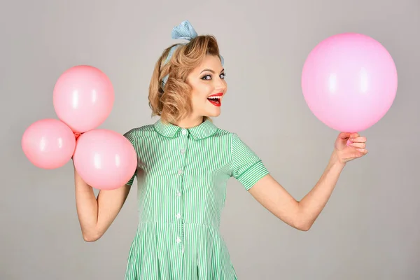 Vintage girl on a grey room with balloons. retro — Stock Photo, Image